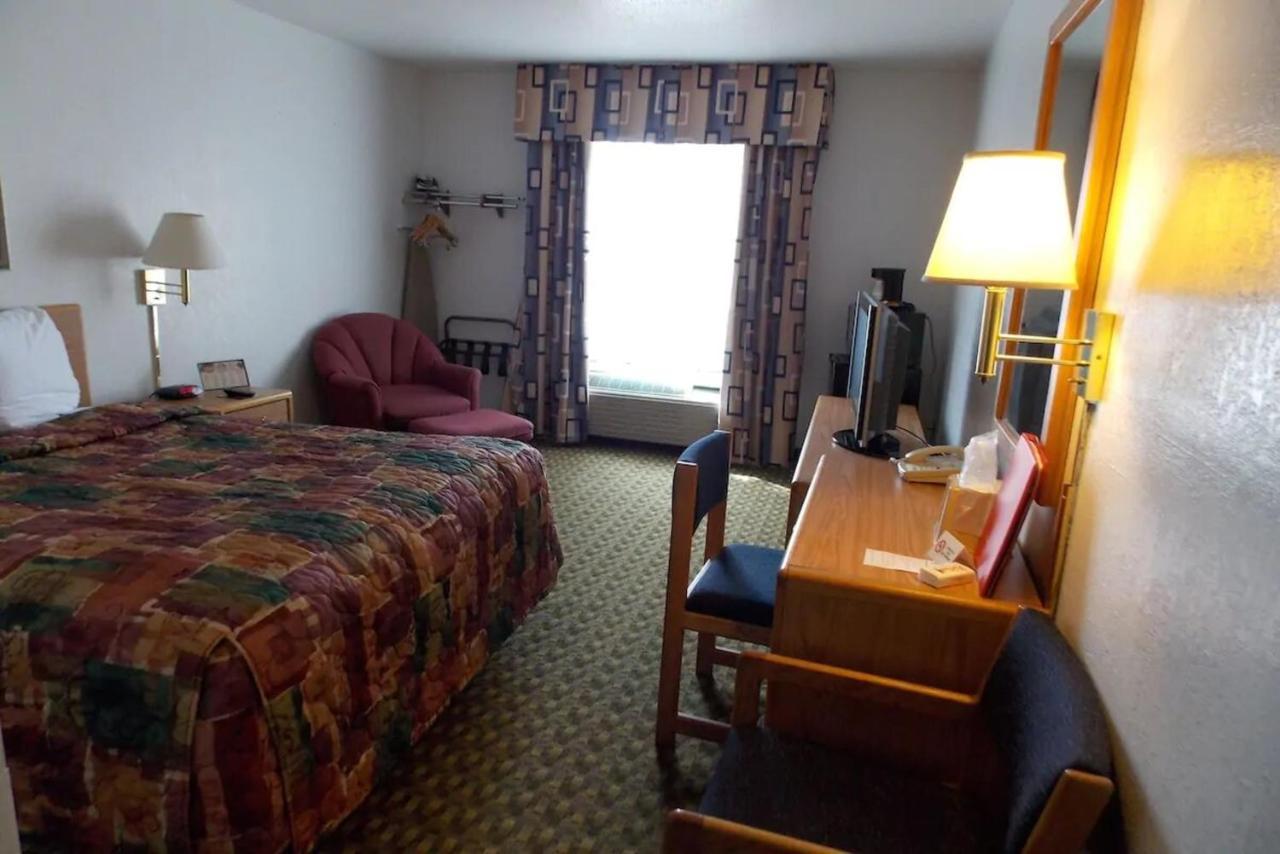 Norwood Inn And Suites - Minneapolis-St Paul ローズビル エクステリア 写真