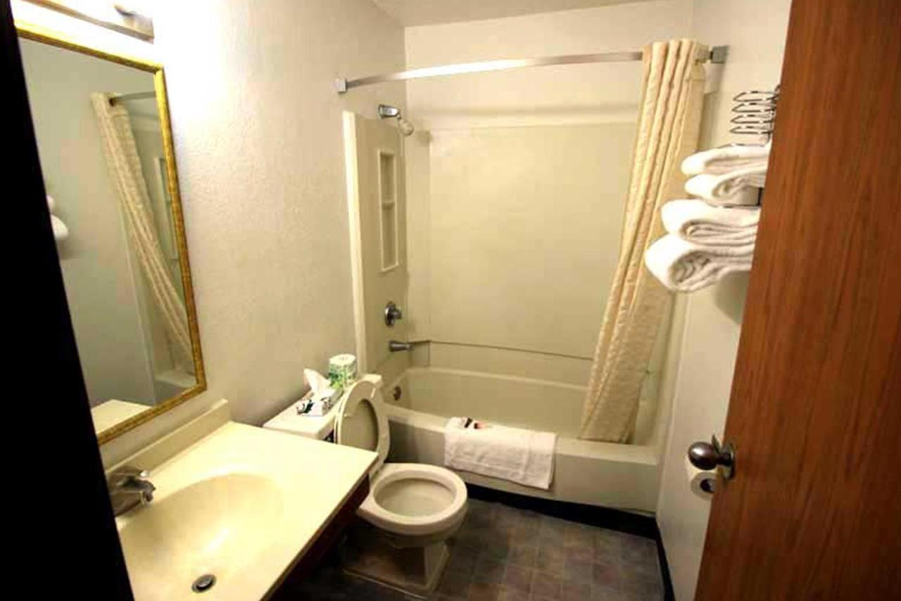 Norwood Inn And Suites - Minneapolis-St Paul ローズビル エクステリア 写真