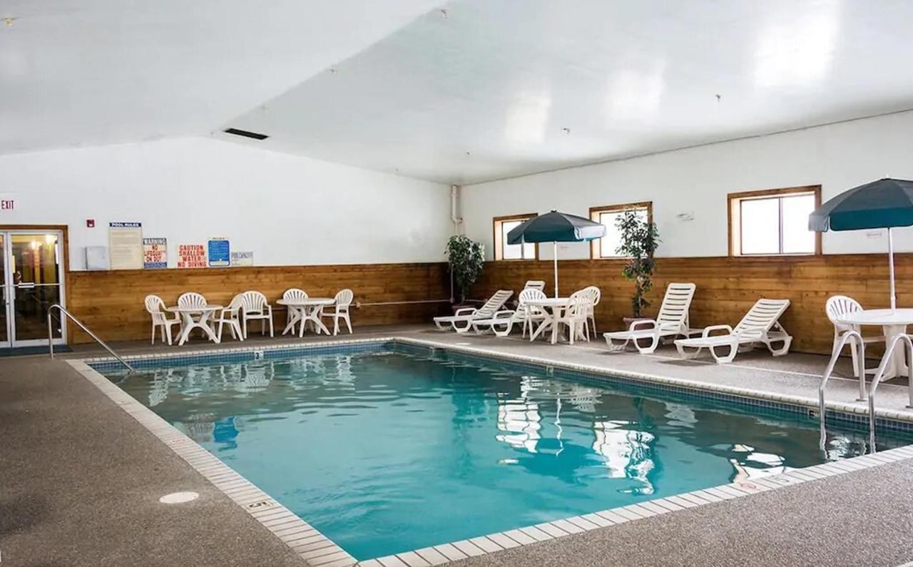 Norwood Inn And Suites - Minneapolis-St Paul ローズビル エクステリア 写真