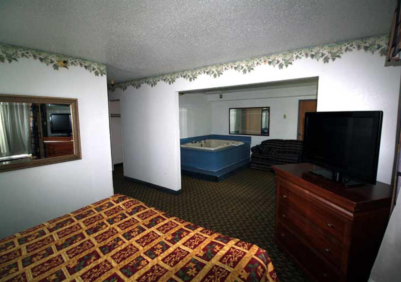 Norwood Inn And Suites - Minneapolis-St Paul ローズビル エクステリア 写真